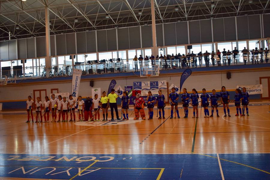 El C.D. La Candelaria Hockey femenino se hizo el pasado domingo con la victoria del Campeonato Andaluz de Hockey Sala en categoría alevín. Una apasionante final que tuvo al público entregado en todo momento. A un minuto de que terminara el partido La Candelaria empató a tres puntos con San Fermando y tuvieron que resolver la final a penaltis. El equipo también se llevó el trofeo a mejor jugadora y jugadora más goleadora.