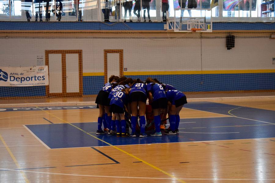 El C.D. La Candelaria Hockey femenino se hizo el pasado domingo con la victoria del Campeonato Andaluz de Hockey Sala en categoría alevín. Una apasionante final que tuvo al público entregado en todo momento. A un minuto de que terminara el partido La Candelaria empató a tres puntos con San Fermando y tuvieron que resolver la final a penaltis. El equipo también se llevó el trofeo a mejor jugadora y jugadora más goleadora.