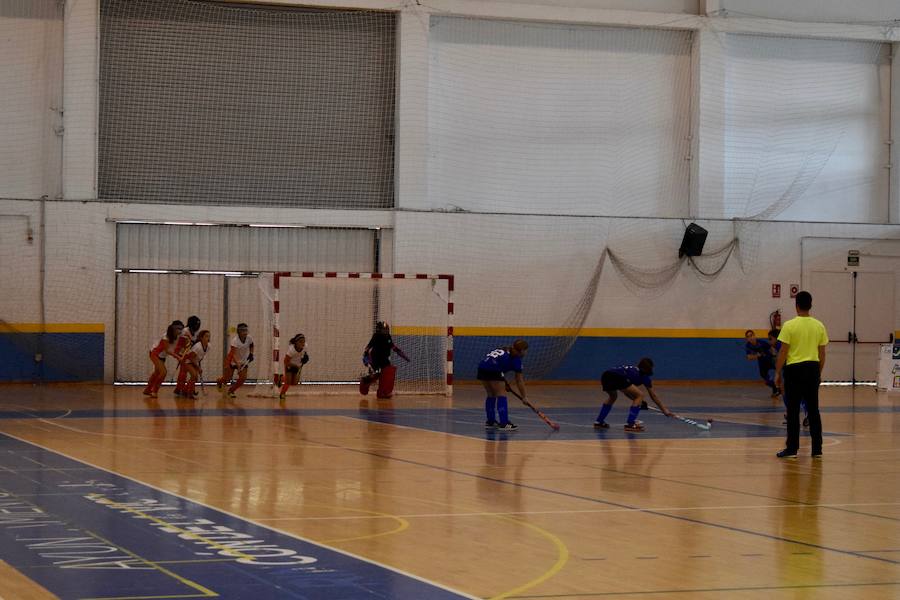 El C.D. La Candelaria Hockey femenino se hizo el pasado domingo con la victoria del Campeonato Andaluz de Hockey Sala en categoría alevín. Una apasionante final que tuvo al público entregado en todo momento. A un minuto de que terminara el partido La Candelaria empató a tres puntos con San Fermando y tuvieron que resolver la final a penaltis. El equipo también se llevó el trofeo a mejor jugadora y jugadora más goleadora.