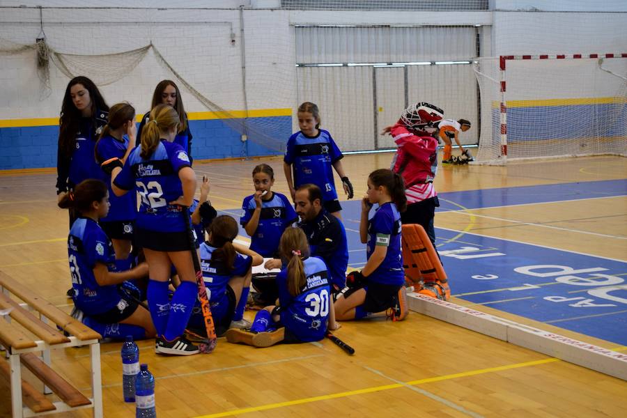 El C.D. La Candelaria Hockey femenino se hizo el pasado domingo con la victoria del Campeonato Andaluz de Hockey Sala en categoría alevín. Una apasionante final que tuvo al público entregado en todo momento. A un minuto de que terminara el partido La Candelaria empató a tres puntos con San Fermando y tuvieron que resolver la final a penaltis. El equipo también se llevó el trofeo a mejor jugadora y jugadora más goleadora.