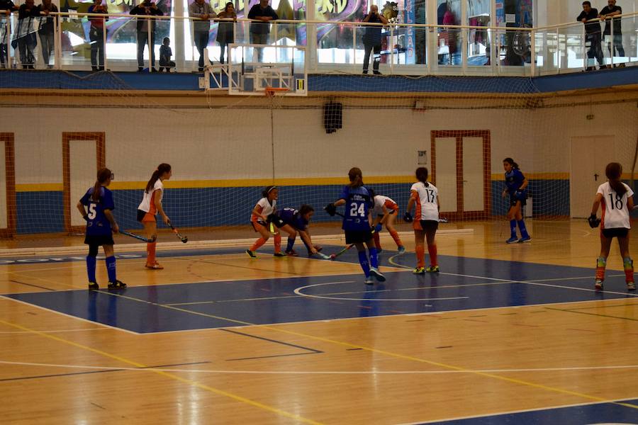 El C.D. La Candelaria Hockey femenino se hizo el pasado domingo con la victoria del Campeonato Andaluz de Hockey Sala en categoría alevín. Una apasionante final que tuvo al público entregado en todo momento. A un minuto de que terminara el partido La Candelaria empató a tres puntos con San Fermando y tuvieron que resolver la final a penaltis. El equipo también se llevó el trofeo a mejor jugadora y jugadora más goleadora.