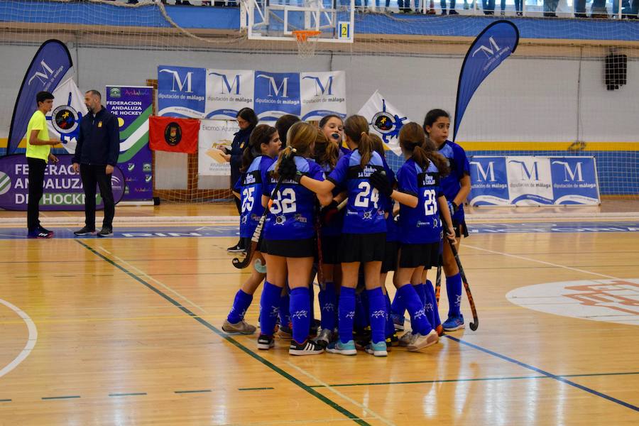 El C.D. La Candelaria Hockey femenino se hizo el pasado domingo con la victoria del Campeonato Andaluz de Hockey Sala en categoría alevín. Una apasionante final que tuvo al público entregado en todo momento. A un minuto de que terminara el partido La Candelaria empató a tres puntos con San Fermando y tuvieron que resolver la final a penaltis. El equipo también se llevó el trofeo a mejor jugadora y jugadora más goleadora.