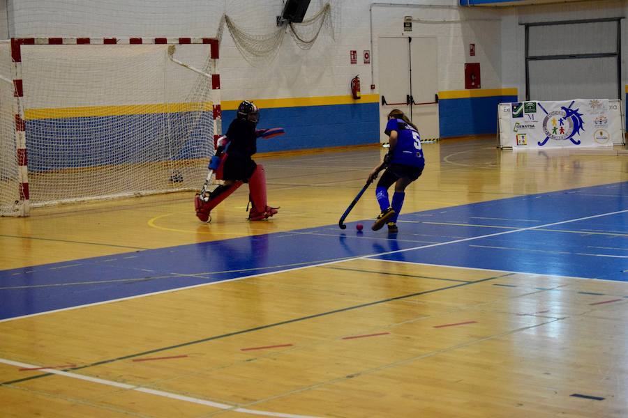 El C.D. La Candelaria Hockey femenino se hizo el pasado domingo con la victoria del Campeonato Andaluz de Hockey Sala en categoría alevín. Una apasionante final que tuvo al público entregado en todo momento. A un minuto de que terminara el partido La Candelaria empató a tres puntos con San Fermando y tuvieron que resolver la final a penaltis. El equipo también se llevó el trofeo a mejor jugadora y jugadora más goleadora.