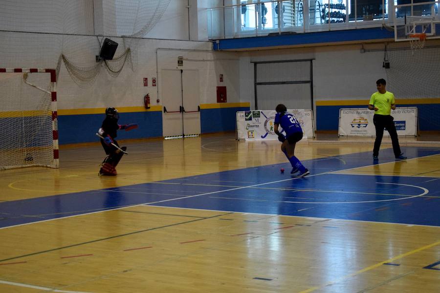 El C.D. La Candelaria Hockey femenino se hizo el pasado domingo con la victoria del Campeonato Andaluz de Hockey Sala en categoría alevín. Una apasionante final que tuvo al público entregado en todo momento. A un minuto de que terminara el partido La Candelaria empató a tres puntos con San Fermando y tuvieron que resolver la final a penaltis. El equipo también se llevó el trofeo a mejor jugadora y jugadora más goleadora.