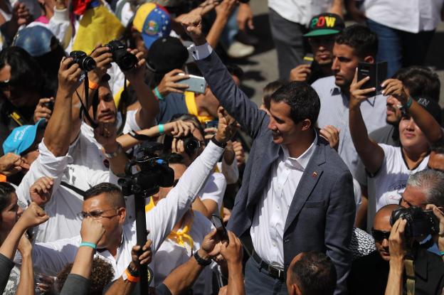 Guaidó saluda a los miles de voluntarios. :: Miguel Gutiérrez / efe