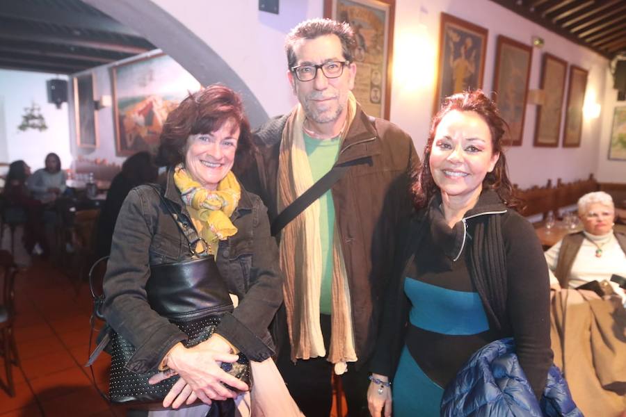 Los Lunares de El Pimpi dedican su tarde al teatro. En la foto, Marisa Izquierdo, José Emilio Sánchez de Pedro y María Falgueras.