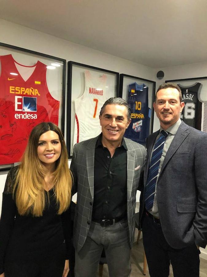 La Clínica Salas & Sánchez Yagüe celebra su inauguración con una fiesta apadrinada por Sergio Scariolo. En la foto, Raquel Sánchez Yagüe, Sergio Scariolo y Carlos Salas.