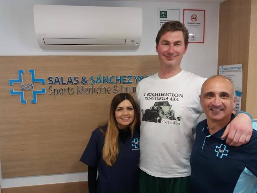 La Clínica Salas & Sánchez Yagüe celebra su inauguración con una fiesta apadrinada por Sergio Scariolo. En la foto, Raquel Sánchez Yagüe, Maxim Sheburov y Enrique Salinas.