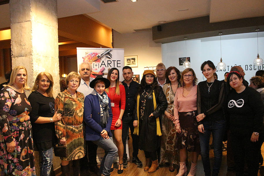 El restaurante Castaño Oscuro acoge la exposición conjunta ‘In love with art’, formada por diez artistas. Foto de familia de los artistas participantes en el restaurante Castaño Oscuro. 