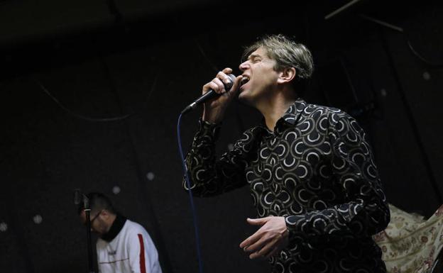 Ojeda, vocalista de Danza Invisible, durante un ensayo. 
