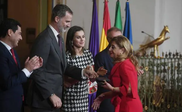 El rey Felipe VI entrega a Loli, sobrina del humorista, la Medalla de Oro al Mérito en las Bellas Artes 2017 a título póstumo,