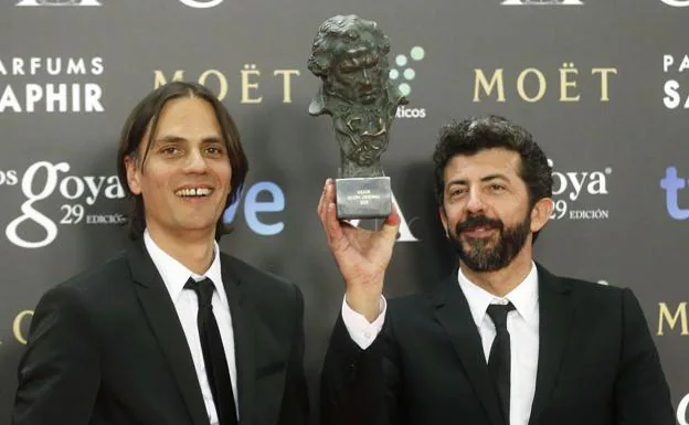 Rafael Cobos y Alberto Rodríguez, con el Goya por 'La isla mínima'