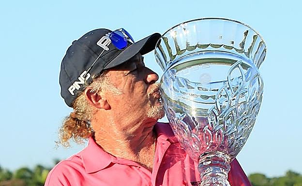 Jiménez besa el trofeo del Chubb Classic. 