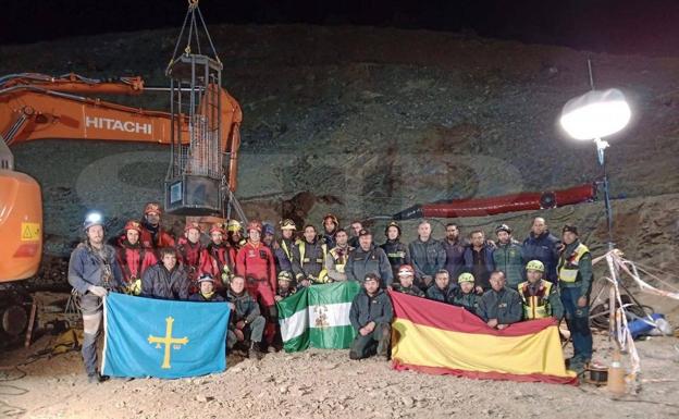 Foto de familia de parte del equipo de rescate que participó en la búsqueda del pequeño Julen.