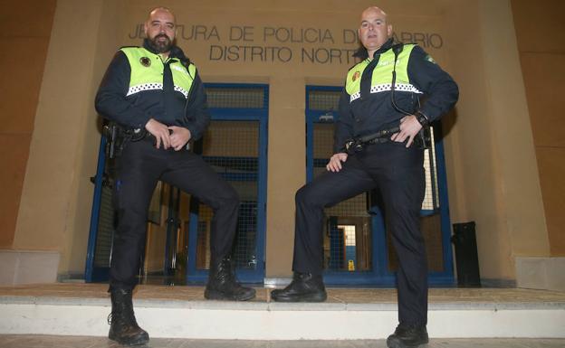 Los dos policías que participaron en el rescate de la mujer. 