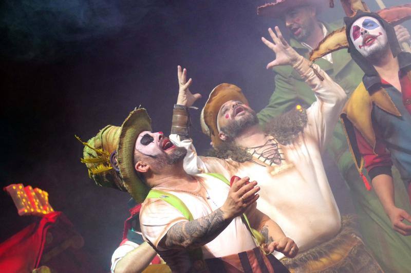 Comparsa 'El carromato de Max' durante la segunda semifinal del concurso del Carnaval de Málaga.