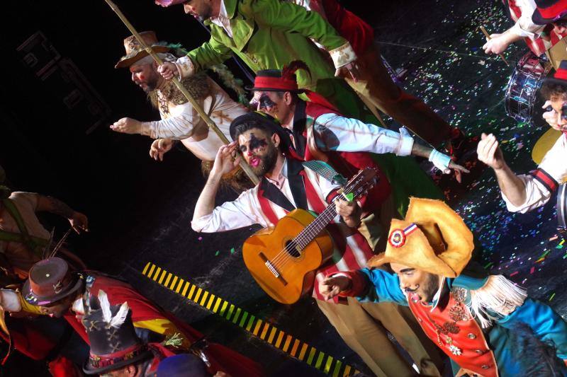 Comparsa 'El carromato de Max' durante la segunda semifinal del concurso del Carnaval de Málaga.
