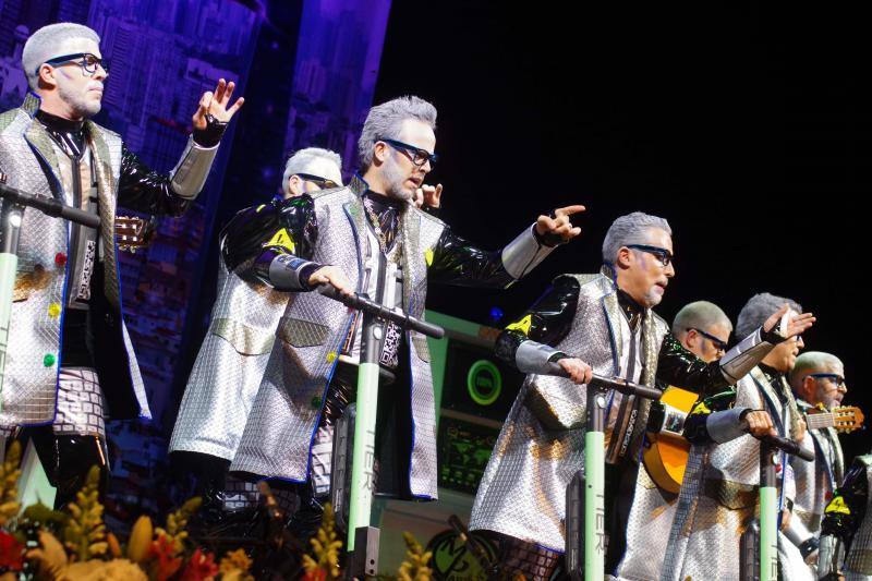 Comparsa 'Los de paso mañana' durante la segunda semifinal del concurso del Carnaval de Málaga.