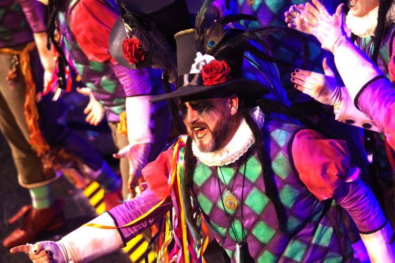 Comparsa 'El pasaje de los milagros' durante la segunda semifinal del concurso del Carnaval de Málaga.