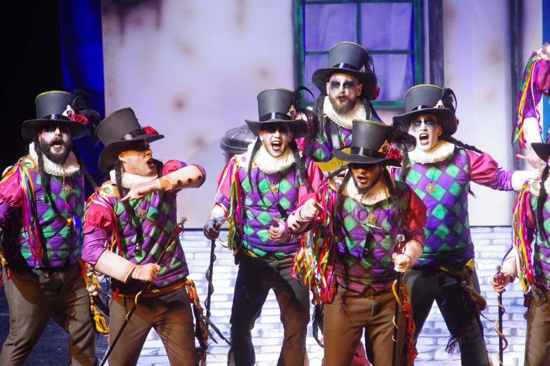 Comparsa 'El pasaje de los milagros' durante la segunda semifinal del concurso del Carnaval de Málaga.