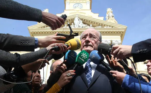 El alcalde, ayer ante los medios de comunicación en las puertas del Ayuntamiento.