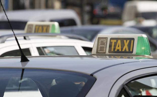 Los taxistas de la Costa exigen a la Junta que acelere su propuesta para regular los VTC