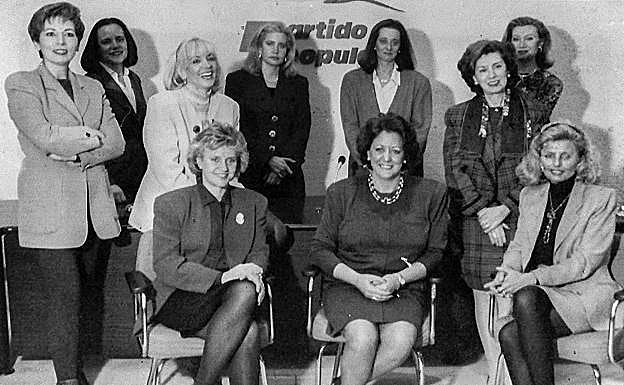 Galería. La vida política de Villalobos, en imágenes. En la foto (1993), la Ejecutiva de mujeres del partido bajo la presidencia de José María Aznar en el PP