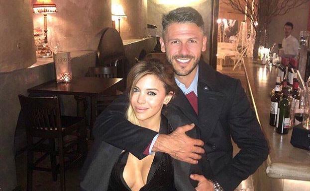 Martín Demichelis y su esposa Evangelina Anderson, hace unos días, en un restaurante de San Pedro Alcántara. 