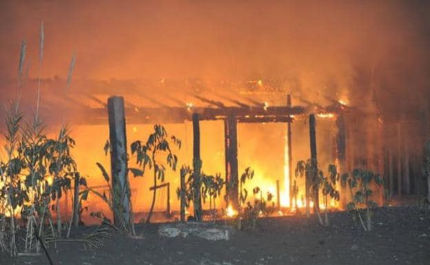 El chiringuito Playa Padre, envuelto en llamas. 