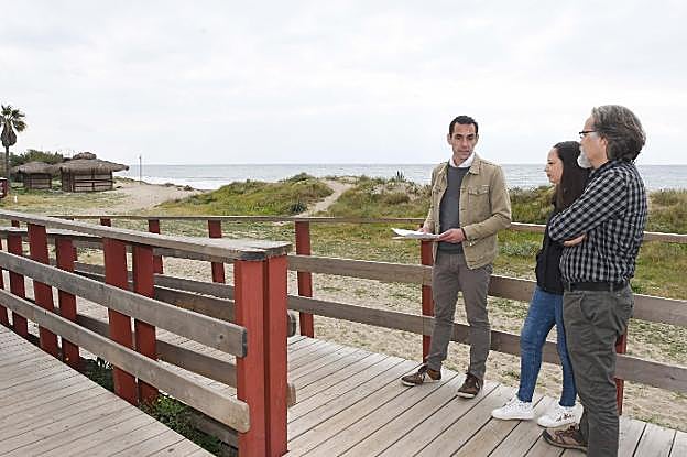 Representantes de IU, con el edil Miguel Díaz, en la zona afectada. :: josele-lanza
