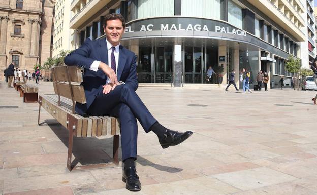 El dirigente liberal, ayer al mediodía en un banco de Molina Lario con la Catedral al fondo.