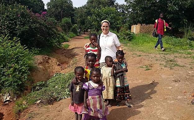Victoria lleva diez años destinada en un poblado africano. 