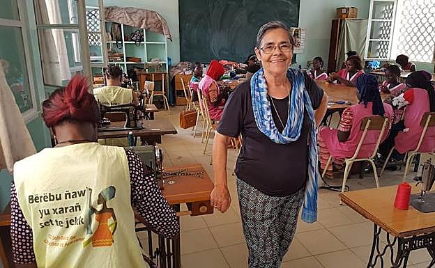 Regina Casado, en una escuela de los alrededores de Dakar. 