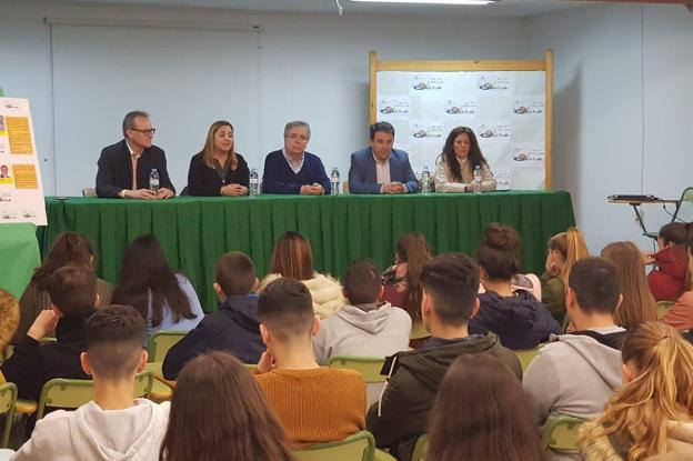 Encuentro de los alcaldes que cursaron en el IES Las Flores con los alumnos de este curso. 