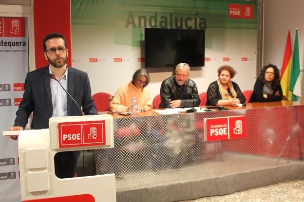 El candidato socialista, Francisco Calderón, ante la asamblea de Antequera, anoche. 