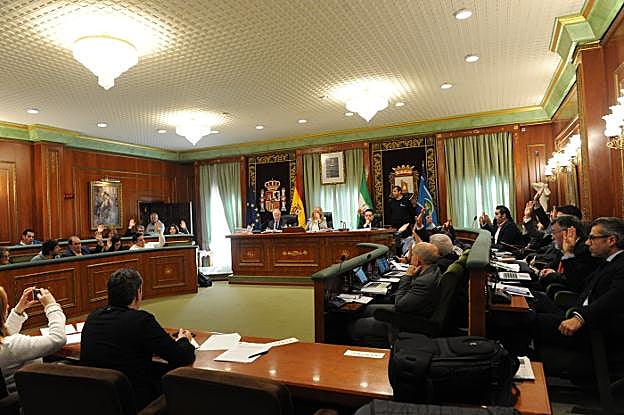 Momento de una de las votaciones en el pleno municipal celebrado ayer. 