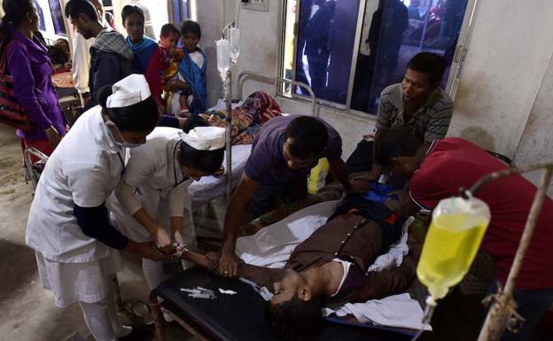 Un hombre es tratado en el Kushal Konwar Civil Hospital, en el distrito de Golaghat (India).