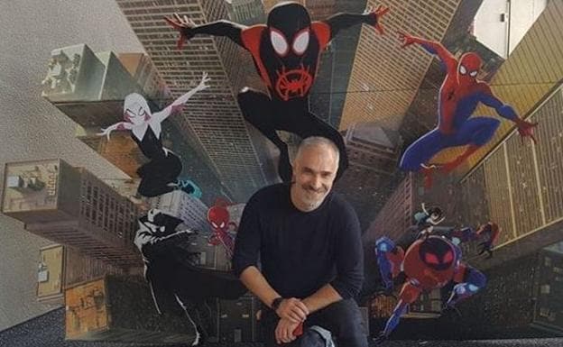 Jesús Alonso Iglesias posa delante de varios personajes de 'Spiderman: un nuevo universo'. 