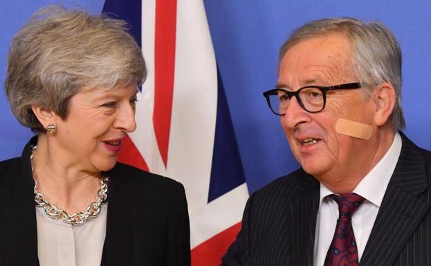Theresa May (i) y Jean-Claude Juncker (d).