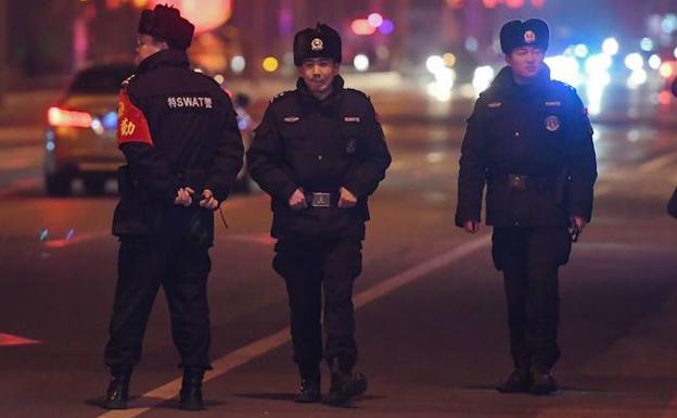 Policías chinos en la zona a la que llegará Kim Jong-un. 