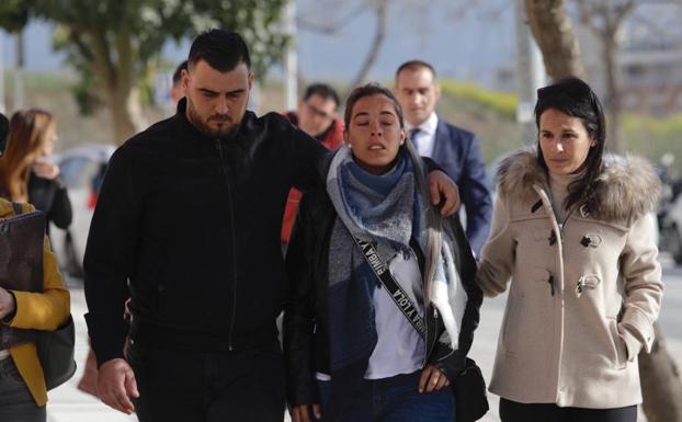 Los padres de Julen, a su llegada a la Ciudad de la Justicia. En el vídeo, habla la abogada de los padres del pequeño fallecido.