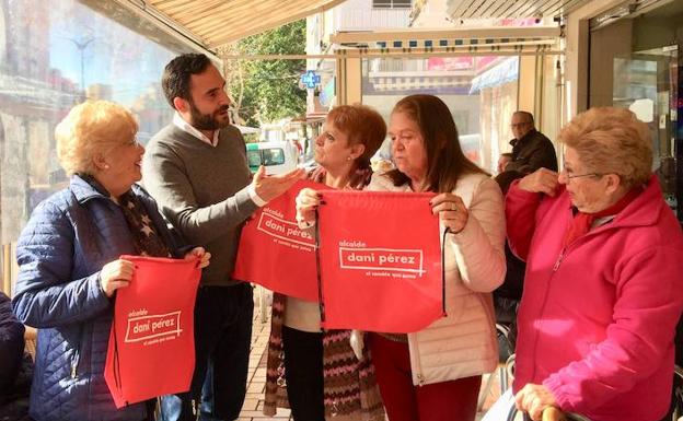 Pérez en el conocido bar 'Candelaria' con vecinas. 