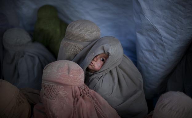 Pakistán, 2007. «Está tomada en un campo de refugiados del norte del país. Estas mujeres huían de una ofensiva talibán y se refugiaron en una tienda de la ONU». 