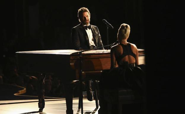 Lady Gaga y Bradley Cooper interpretan 'Shallow' en la gala de los Oscar 2019.