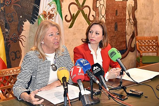 La alcaldesa Ángeles Muñoz, ayer, tras la reunión de trabajo mantenida con la delegada en el Salón de los Frescos del Ayuntamiento. :: J.-l.