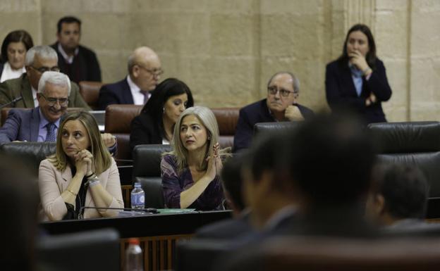 La consejera de Fomento Marifran Carazo y la de Cultura, Patricia del Pozo, durante la pasada sesión de control al gobierno en el Pleno del Parlamento andaluz. 