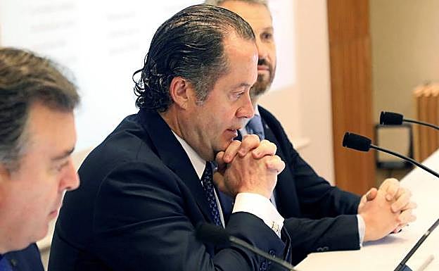 Juan Carlos Escotet, en el centro, presidente de Abanca. 