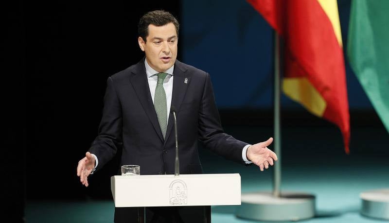 El presidente de la Junta de Andalucía, Juan Manuel Moreno (i), durante su primer discurso en el acto de entrega de las Medallas de Andalucía y los títulos de Hijos Predilectos