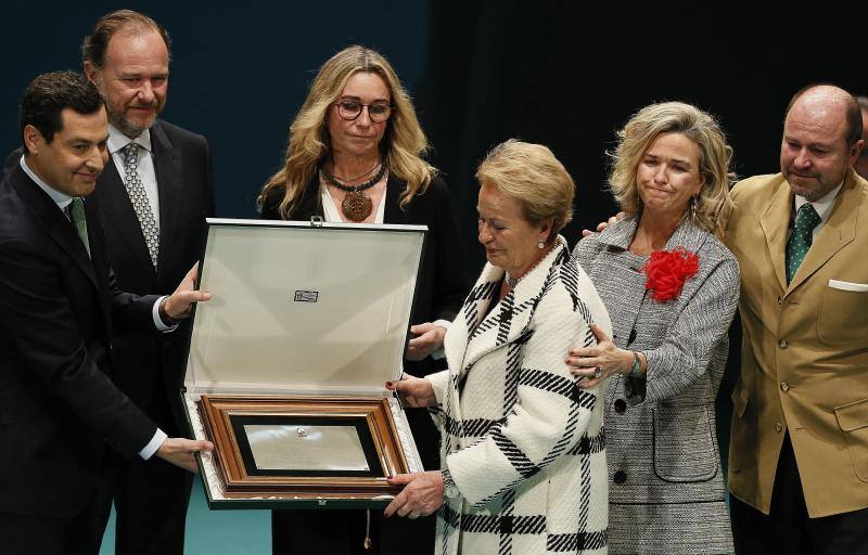 Viuda de José Luis García Palacios, el expresidente de la Caja Rural del Sur, el galardón de Hijo Predilecto de Andalucía a título póstumo, durante el acto de entrega de las Medallas de Andalucía y los títulos de Hijos Predilectos, con motivo del día de la comunidad autónoma