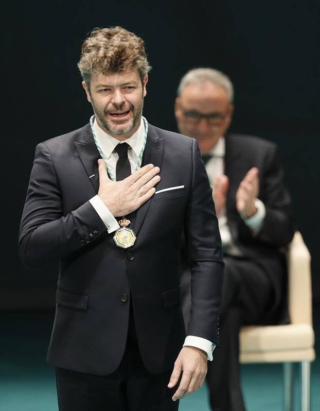 El director de orquesta Pablo Heras-Casado tras recibir la Medalla de Andalucía de manos del presidente andaluz, Juanma Moreno, durante el acto de entrega con motivo del día de la comunidad 